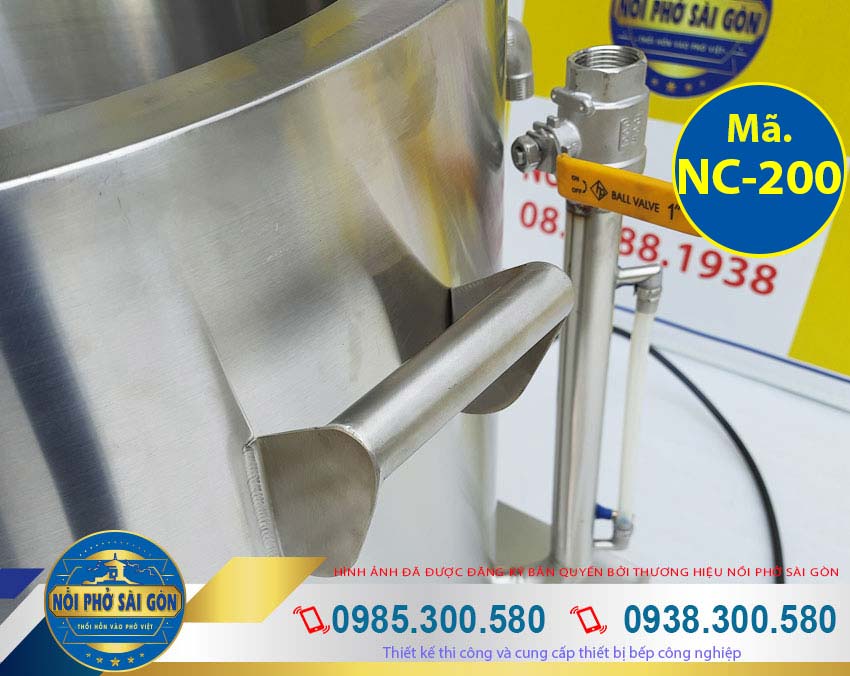 Chi tiết phần tay cầm và ống thăm dầu nồi nấu cháo inox công nghiệp, nồi nấu cháo bằng điện 200L. Với thiết kế chắc chắn bền đẹp cùng chất liệu inox 304 cao cấp (Ảnh thật tế).