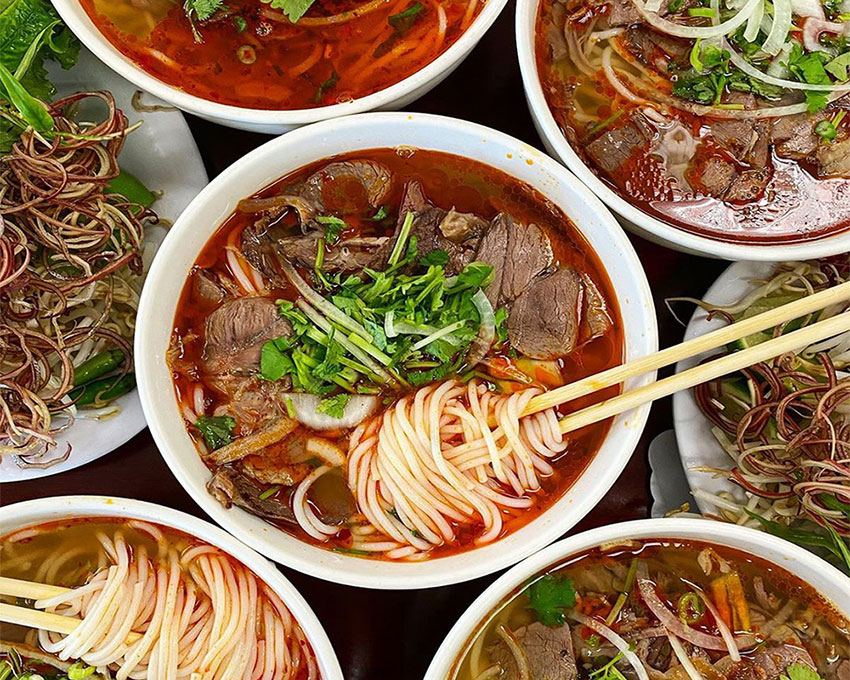 Tô bún bò Huế hoàn chỉnh với đầy đủ topping, minh họa thành quả cách nấu bún bò Huế gia truyền