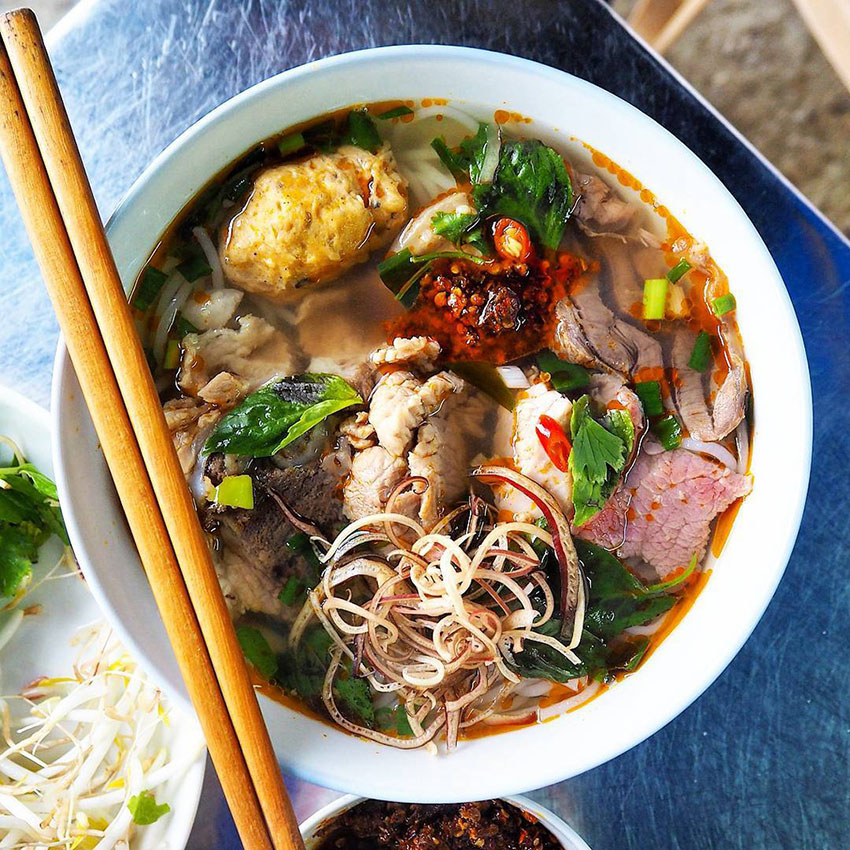 Nồi nước dùng bún bò Huế sôi sùng sục, bí quyết tạo nên hương vị gia truyền